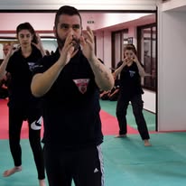 Ο δάσκαλος δείχνει στάση άμυνας